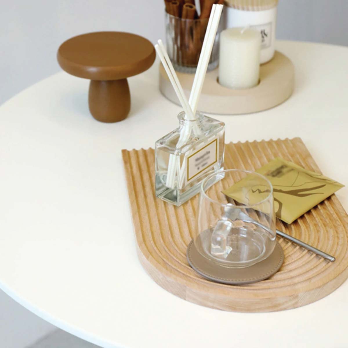 Eleganter gewölbter Holztisch – Chic und natürliches Wohnaccessoire
