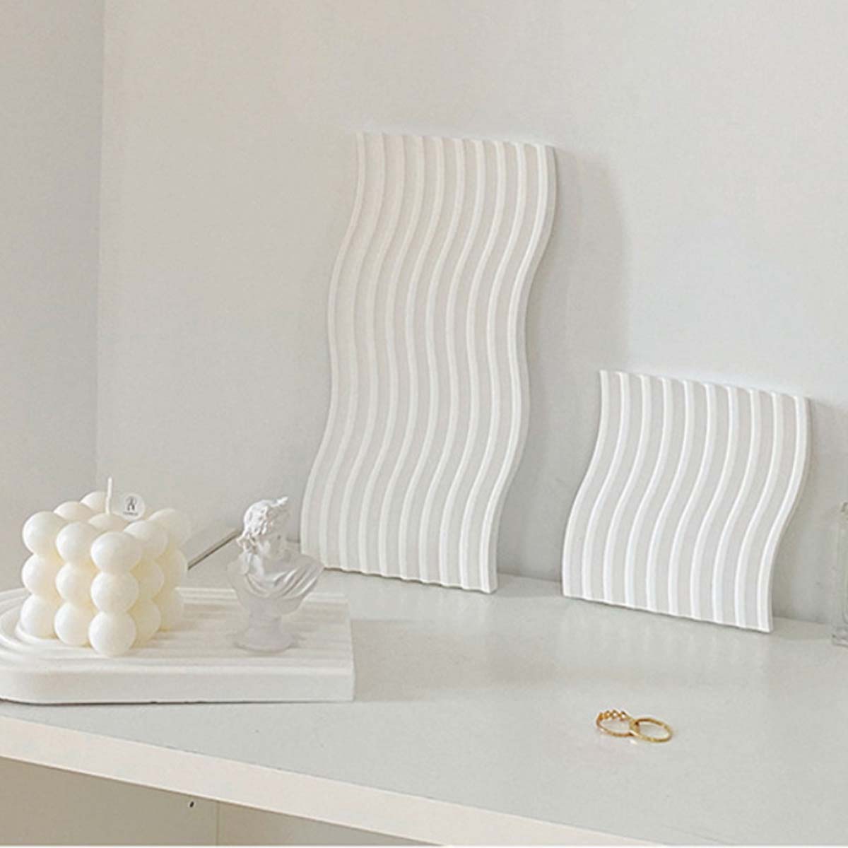 Eleganter gewölbter Holztisch – Chic und natürliches Wohnaccessoire