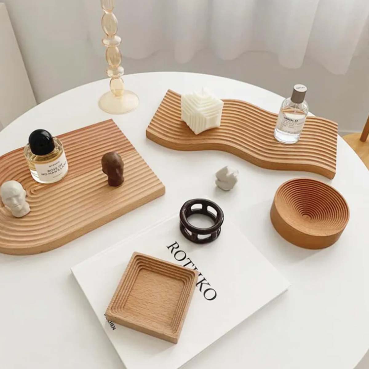 Eleganter gewölbter Holztisch – Chic und natürliches Wohnaccessoire