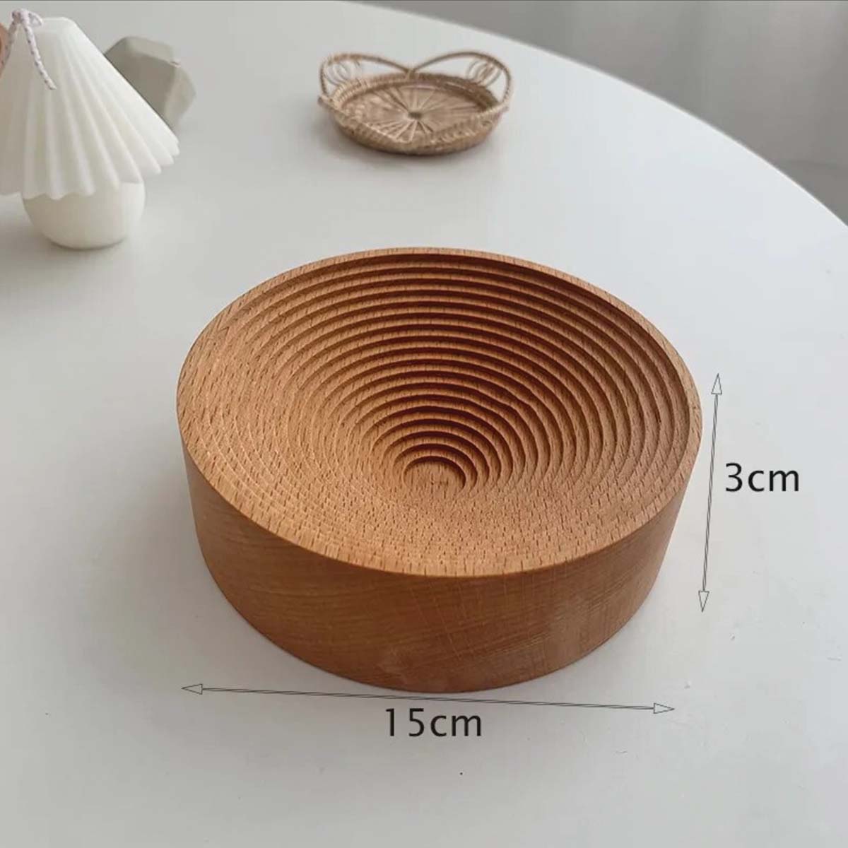 Eleganter gewölbter Holztisch – Chic und natürliches Wohnaccessoire
