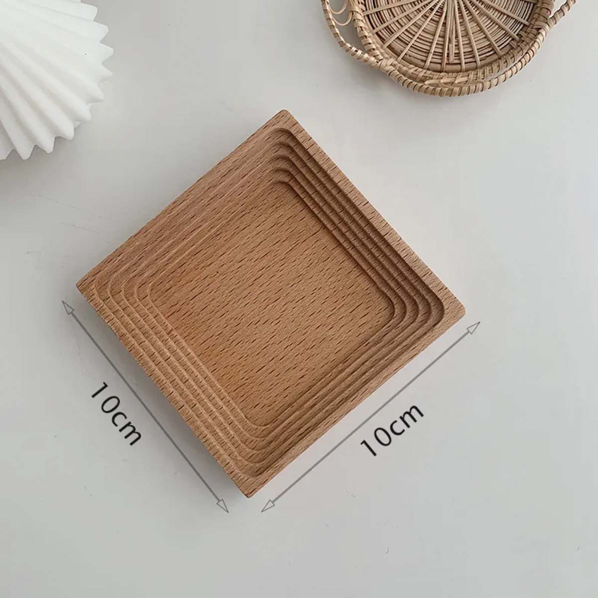 Eleganter gewölbter Holztisch – Chic und natürliches Wohnaccessoire