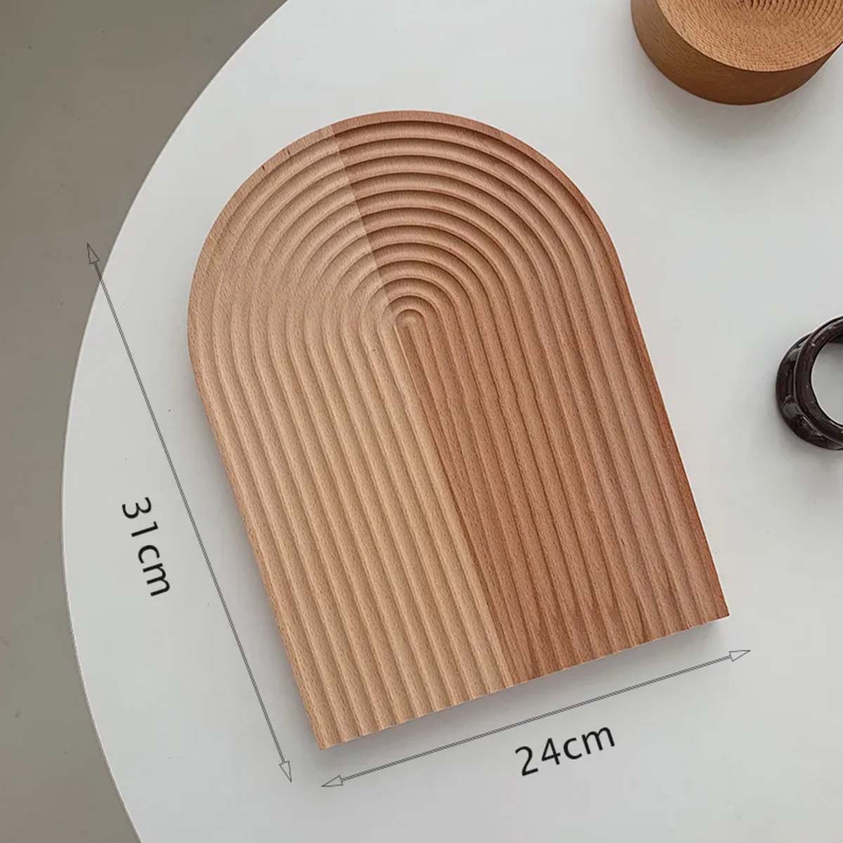 Eleganter gewölbter Holztisch – Chic und natürliches Wohnaccessoire