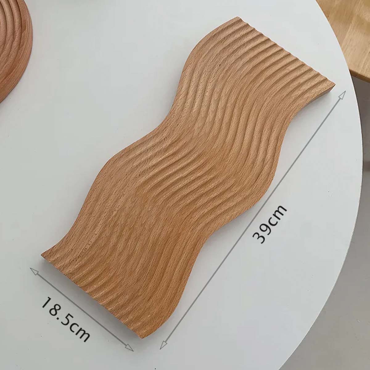 Eleganter gewölbter Holztisch – Chic und natürliches Wohnaccessoire