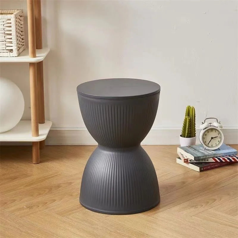Valanira - Skandinavischer Kunststoff-Nachtisch mit elegantem Sanduhrdesign