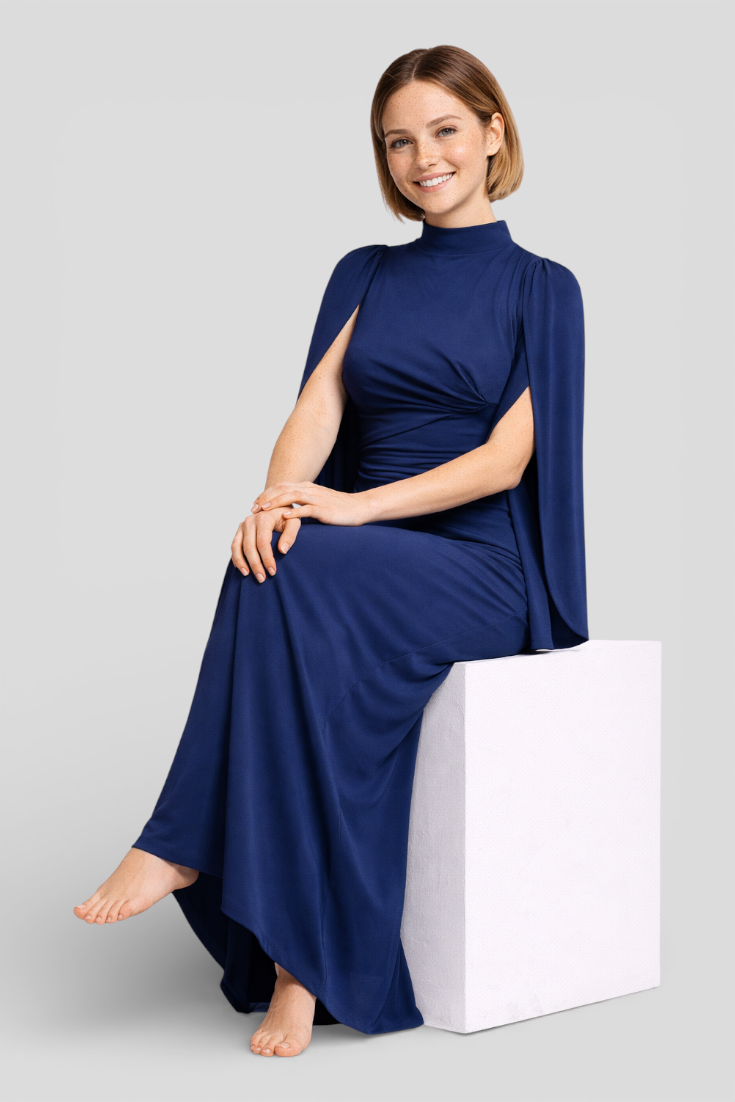 lange enganliegenes Kleid mit unregelmäßigen Falten für einen eleganten Stil