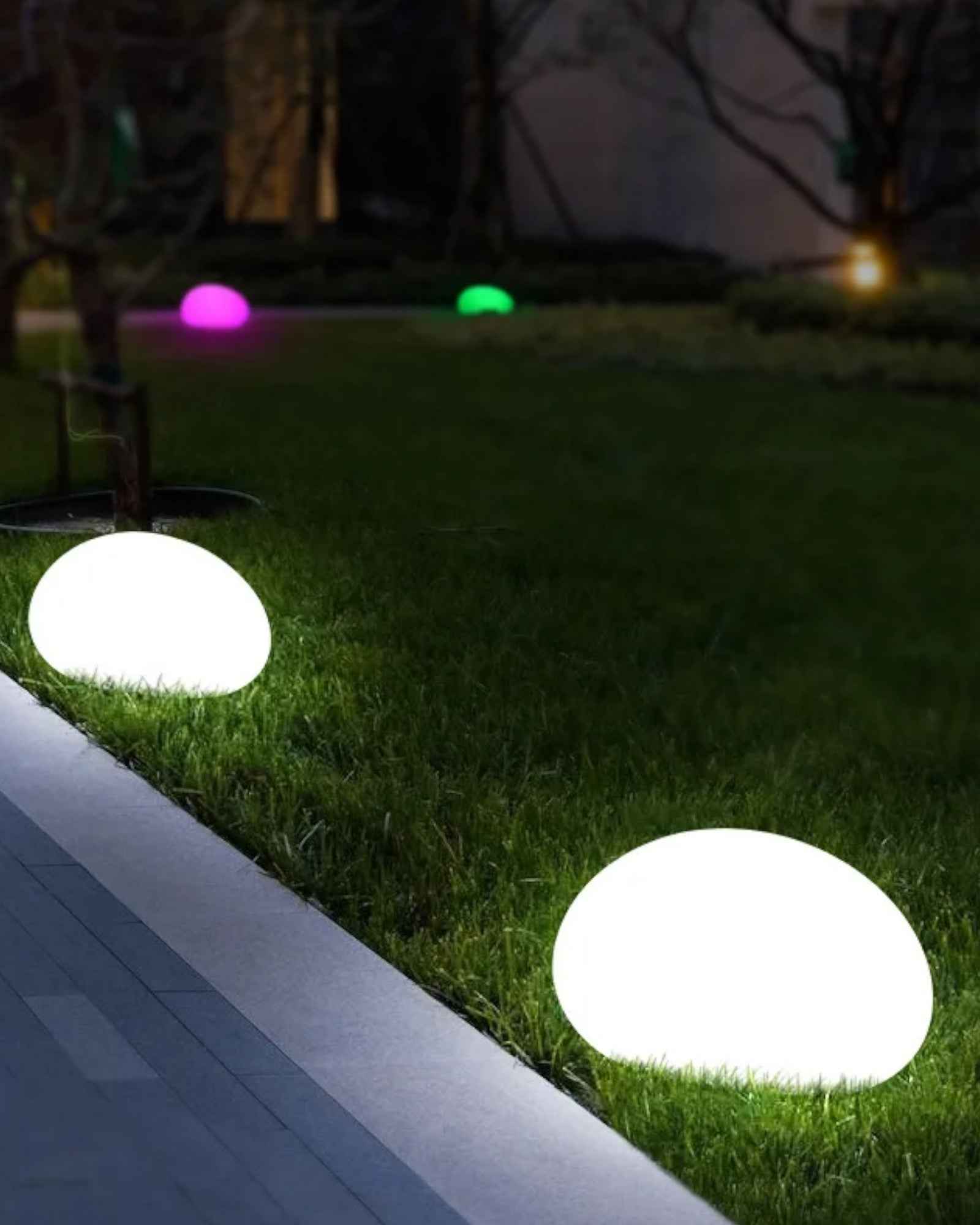 Solarbetriebene RGB Gartenlampe aus Metall und Acryl