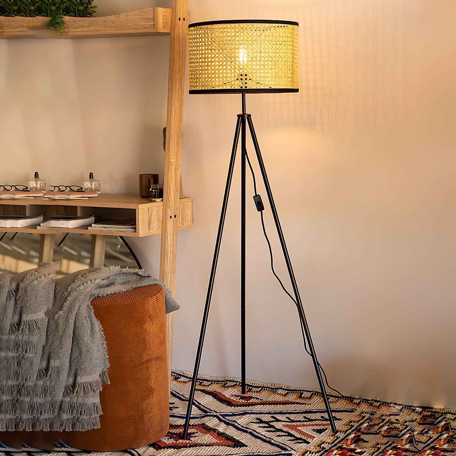 Stehlampe aus Rattan mit modernem Design