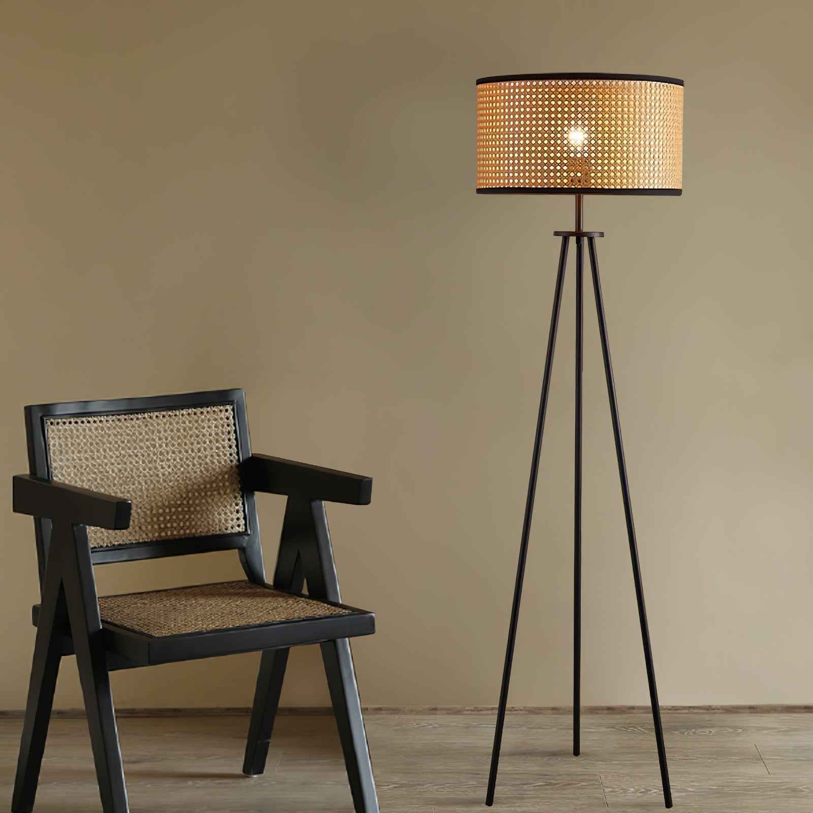 Stehlampe aus Rattan mit modernem Design
