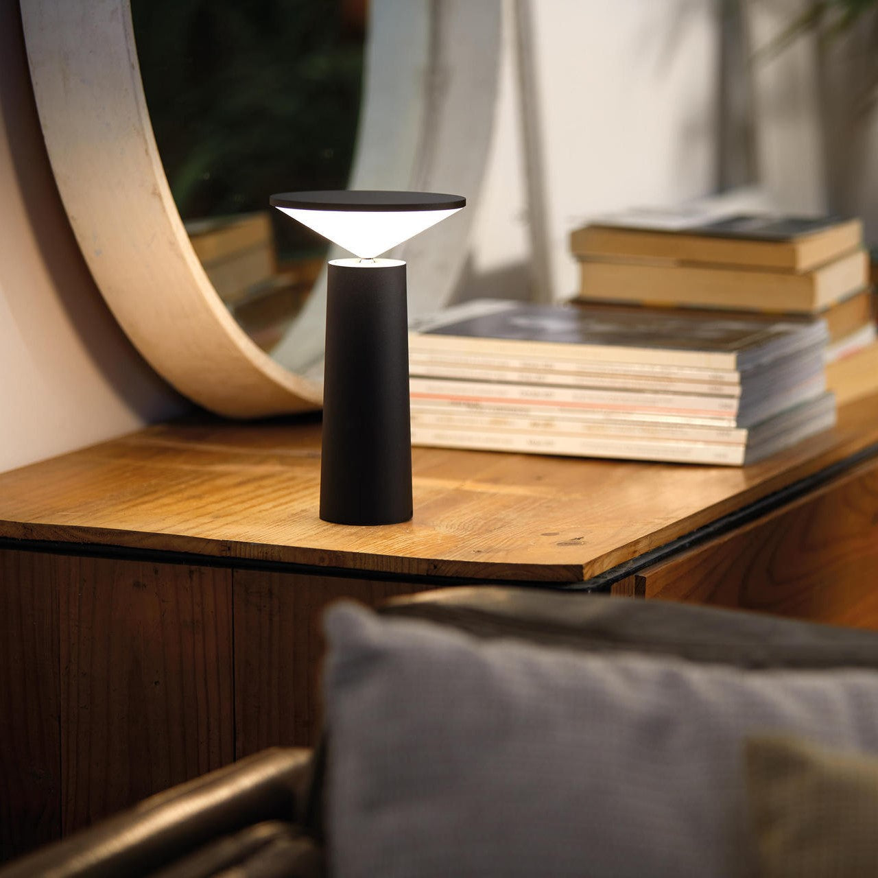 Modernes LED-Tischlampe mit Dimmfunktion, Rotation und integriertem Akku