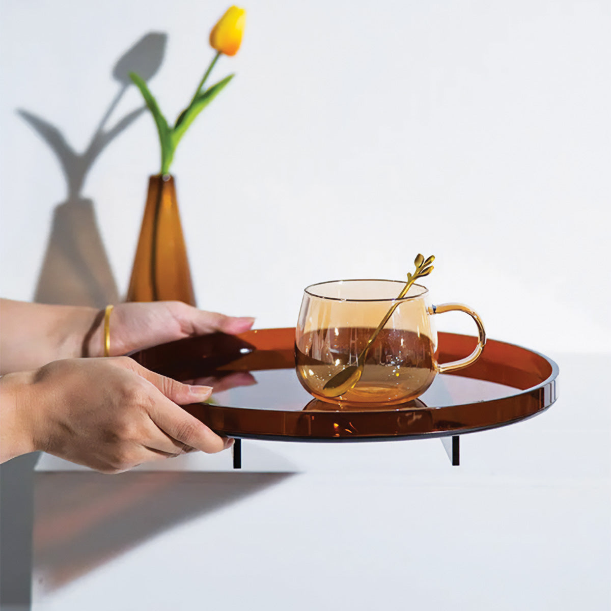 Elegantes Acryl-Serviertablett mit modernem Dekor und anspruchsvollem Servierschüssel