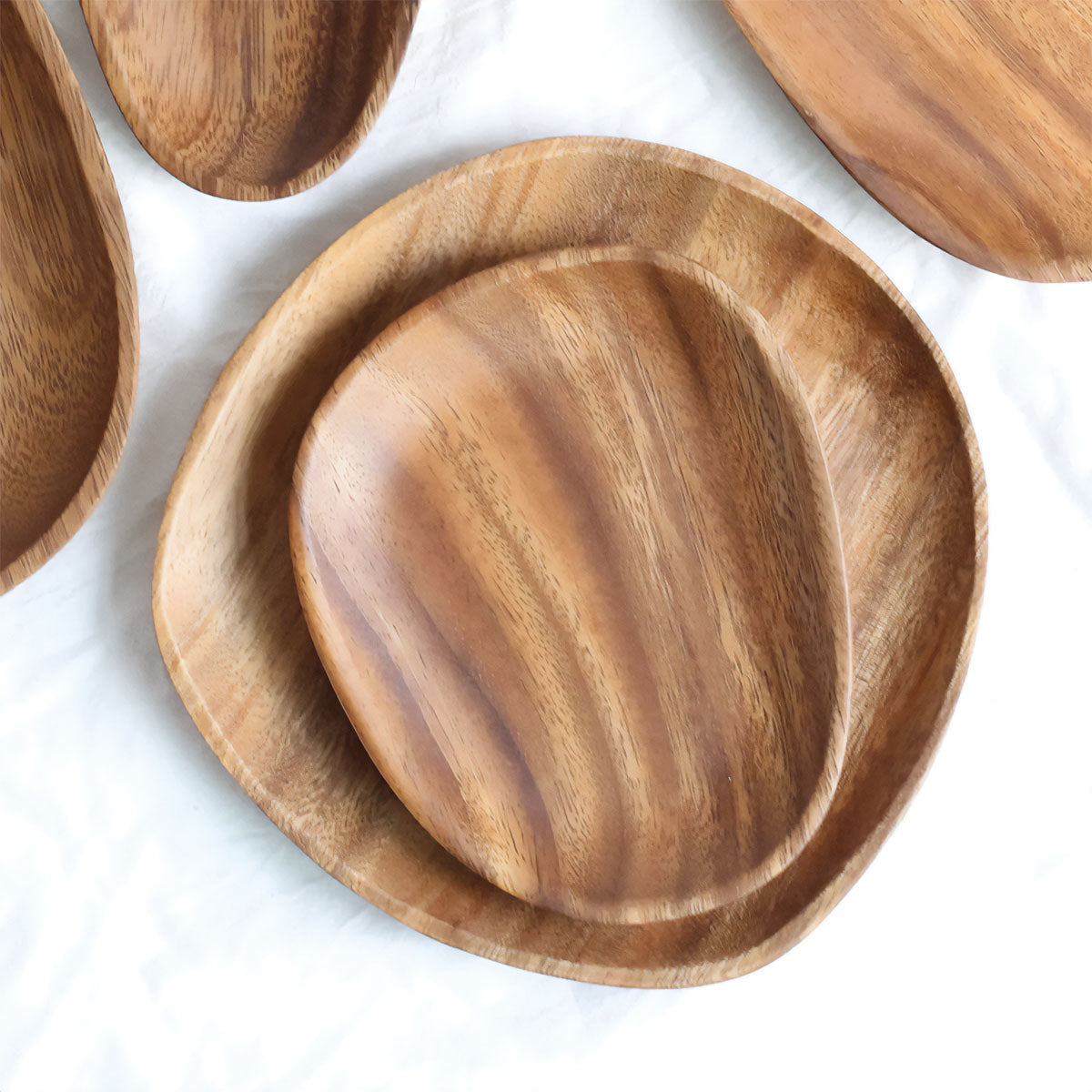 Holztablett-Set aus Nussholz und Akazie - Elegante Holztabletts für stilvollen Service
