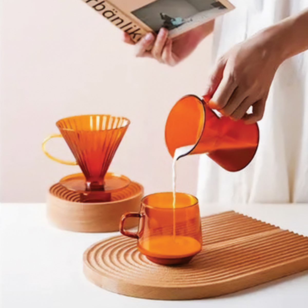 Eleganter gewölbter Holztisch – Chic und natürliches Wohnaccessoire