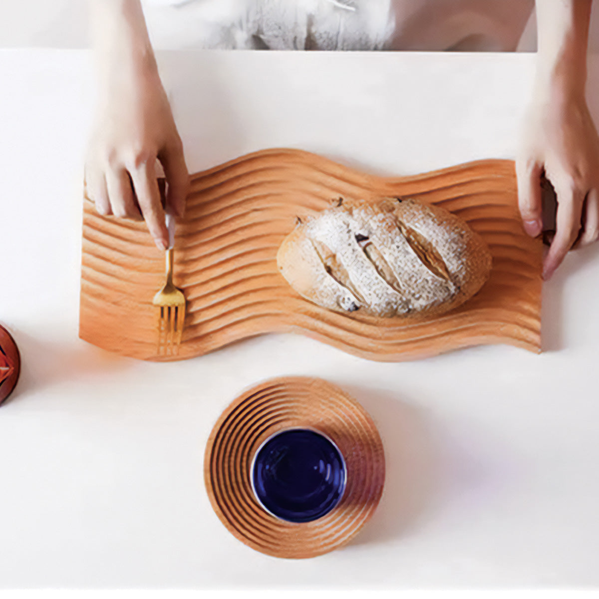 Eleganter gewölbter Holztisch – Chic und natürliches Wohnaccessoire