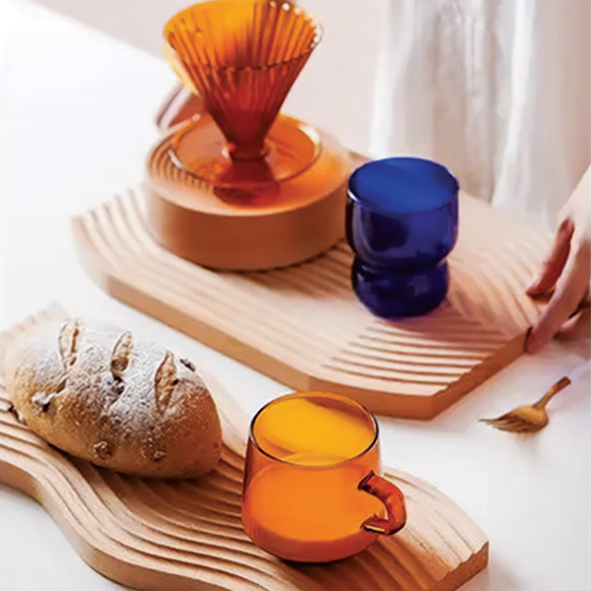Eleganter gewölbter Holztisch – Chic und natürliches Wohnaccessoire