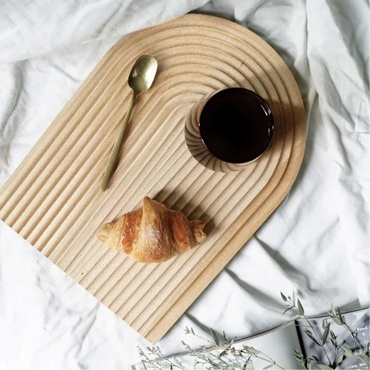 Eleganter gewölbter Holztisch – Chic und natürliches Wohnaccessoire