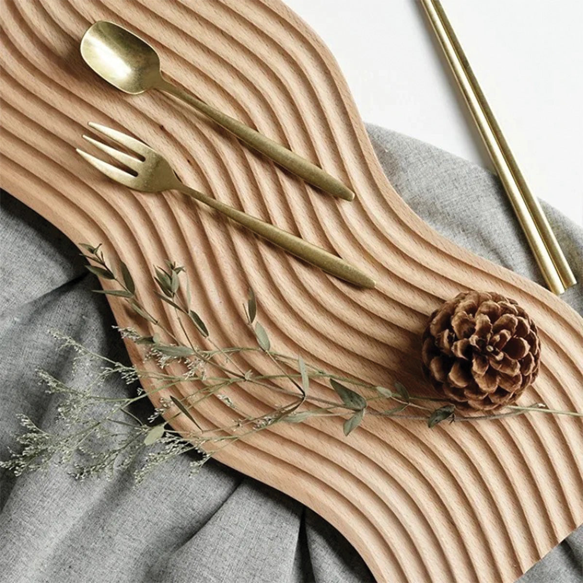 Eleganter gewölbter Holztisch – Chic und natürliches Wohnaccessoire