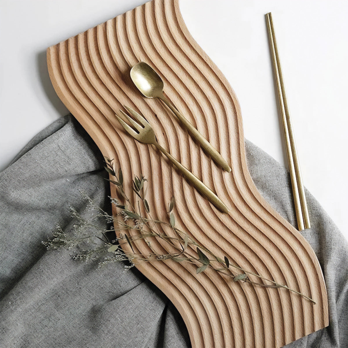 Eleganter gewölbter Holztisch – Chic und natürliches Wohnaccessoire