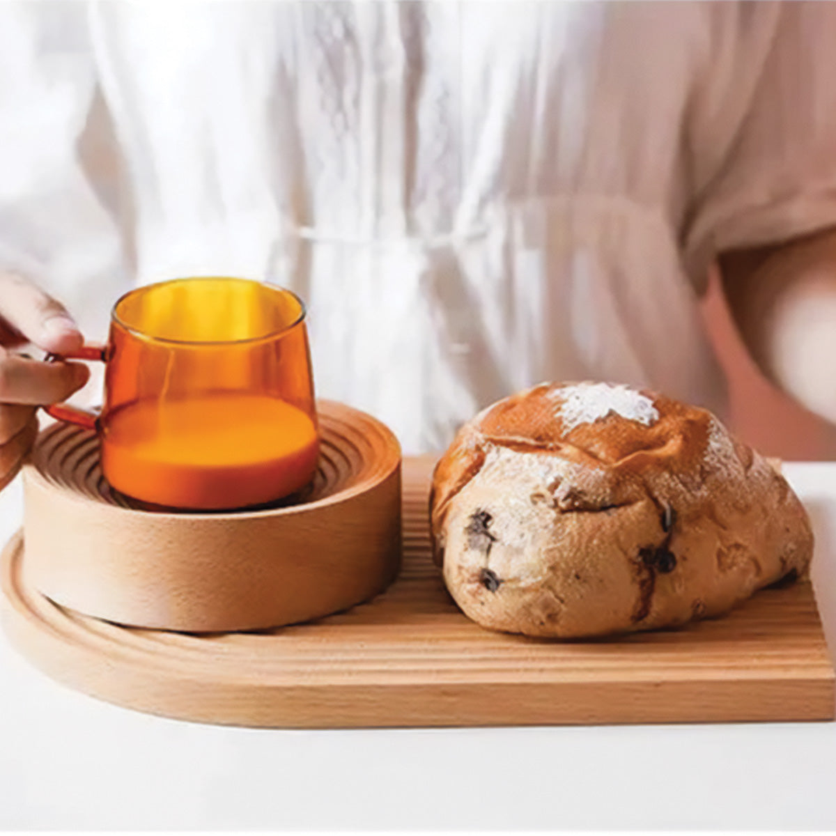 Eleganter gewölbter Holztisch – Chic und natürliches Wohnaccessoire