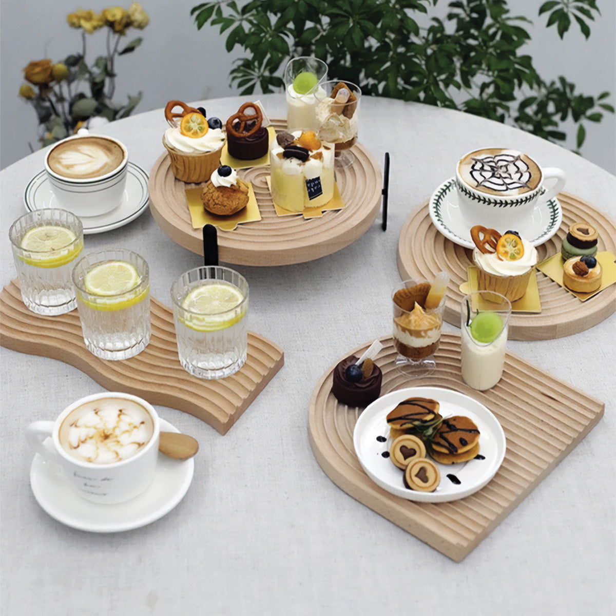 Eleganter gewölbter Holztisch – Chic und natürliches Wohnaccessoire