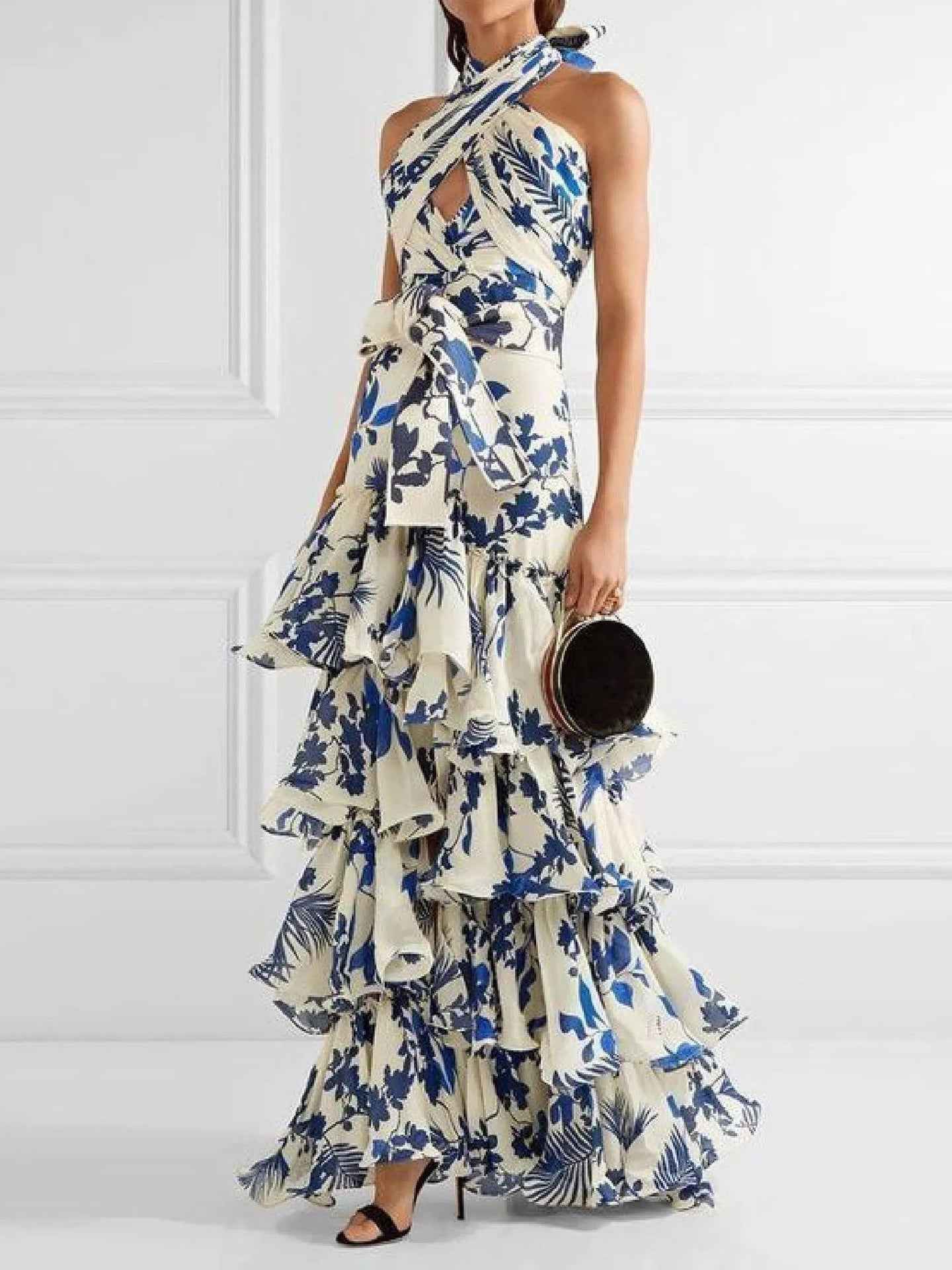 Elegantes blauen und weißen Blumen-Halterhals-rückenfreies mehrlagiges Rüschen-Maxikleid für atemberaubende Sommerlooks