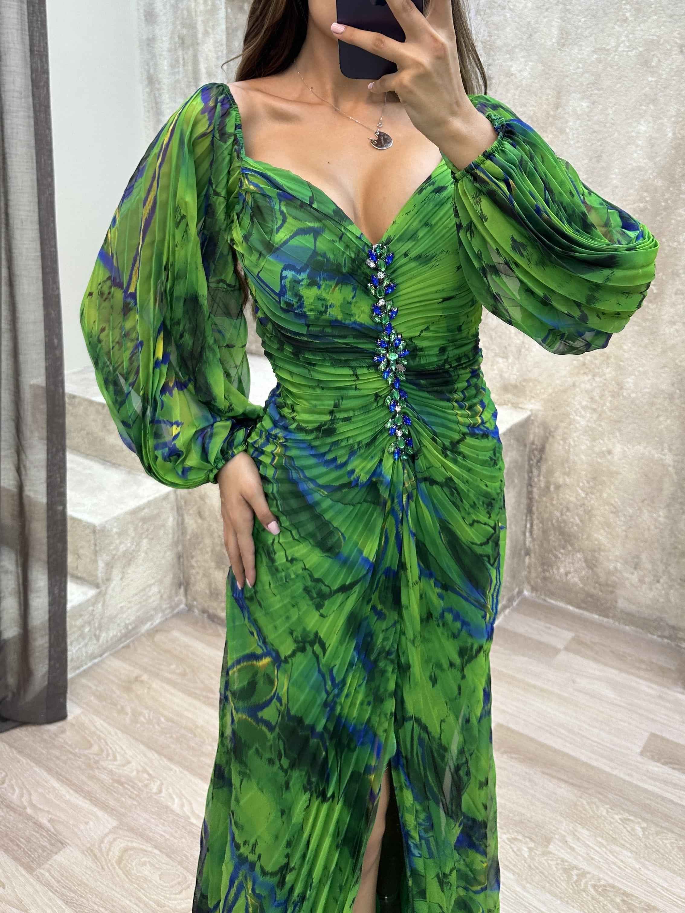 Elegantes Maxikleid ohne Schulter mit Diamantenbesatz und plissiertem, figurbetontem Schnitt