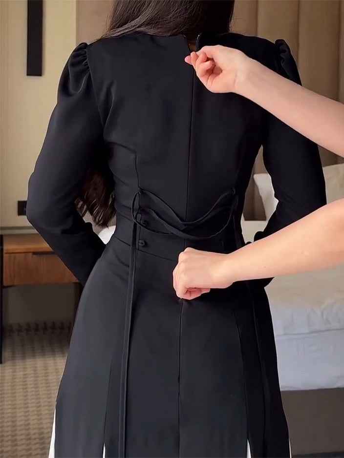 Elegantes und anspruchsvolles Maxi-Faltenkleid in Schwarz und Weiß mit langen Ärmeln