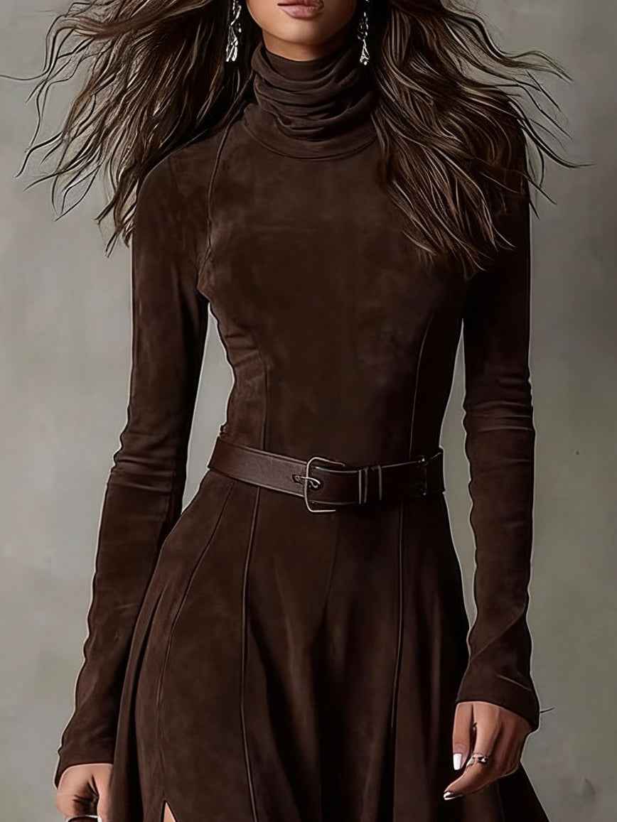 Langarmiges langes Kleid aus dunklem Kunstleder mit Rollkragen, Schlitz und inklusive Gürtel