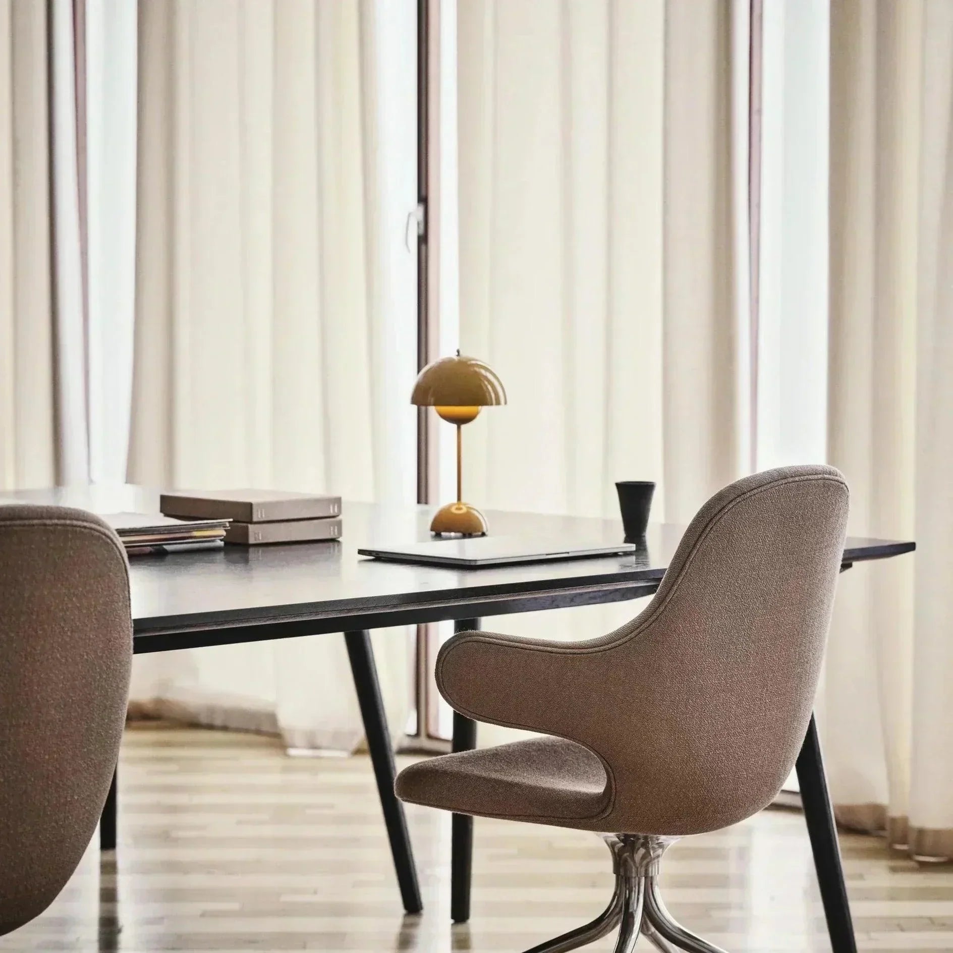 Moderne LED-Tischlampe mit skandinavischer verstellbarer Beleuchtung für eine elegante Atmosphäre