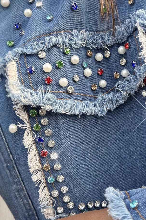 Vergleichen Sie den Stil mit dieser langen Jeansjacke mit kontrastierenden Perlen