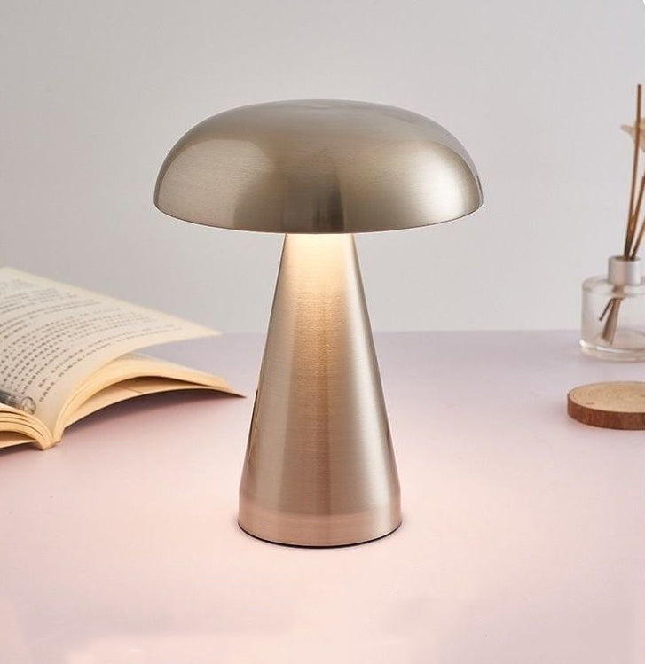 Moderne Tischlampe aus Metall mit USB-C-Ladeanschluss und dimmbaarer Lichtintensität