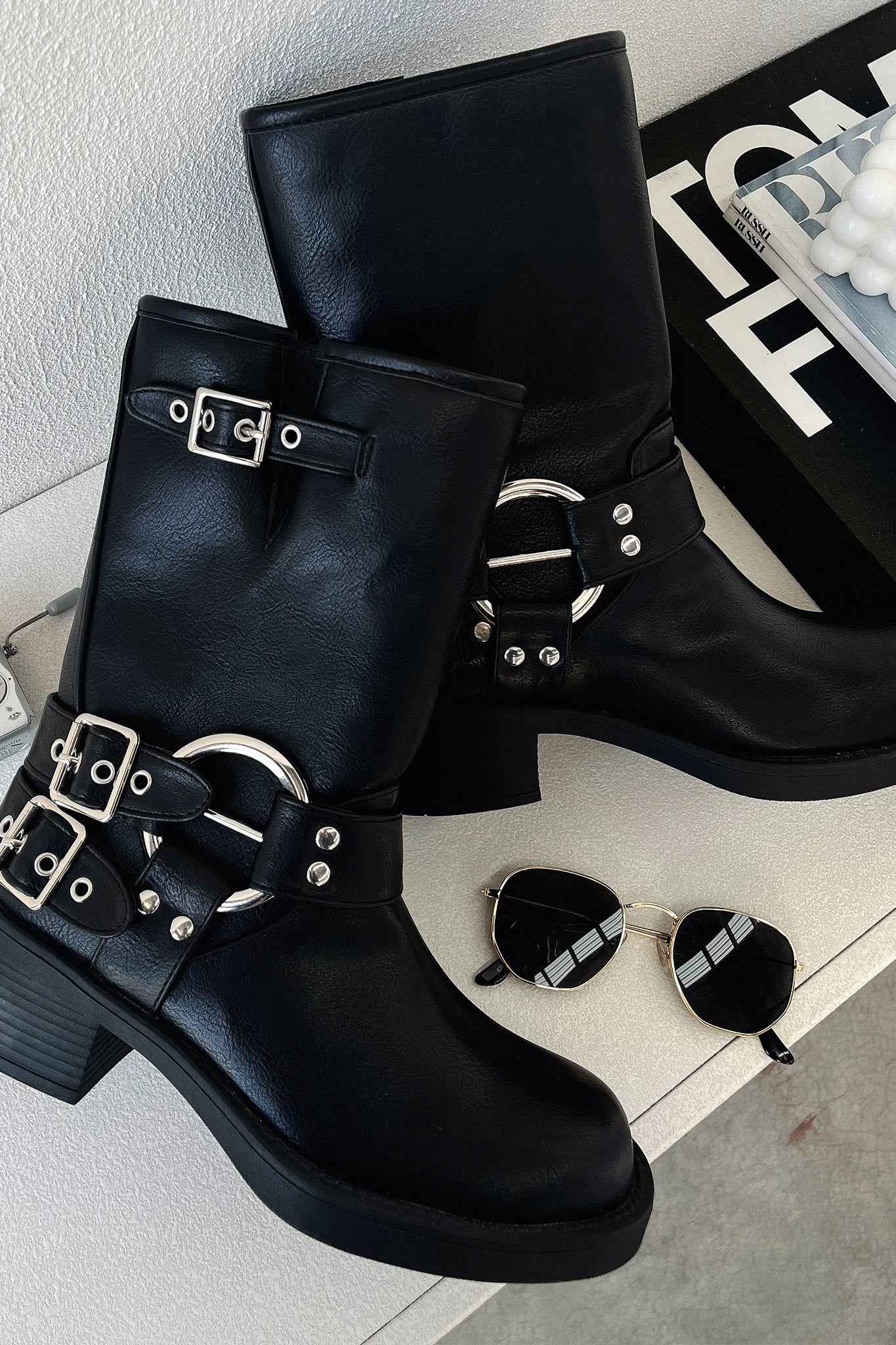 Damenturnschuhe in Schwarz mit Flachabsätzen für einen eleganten und bequemen Stil