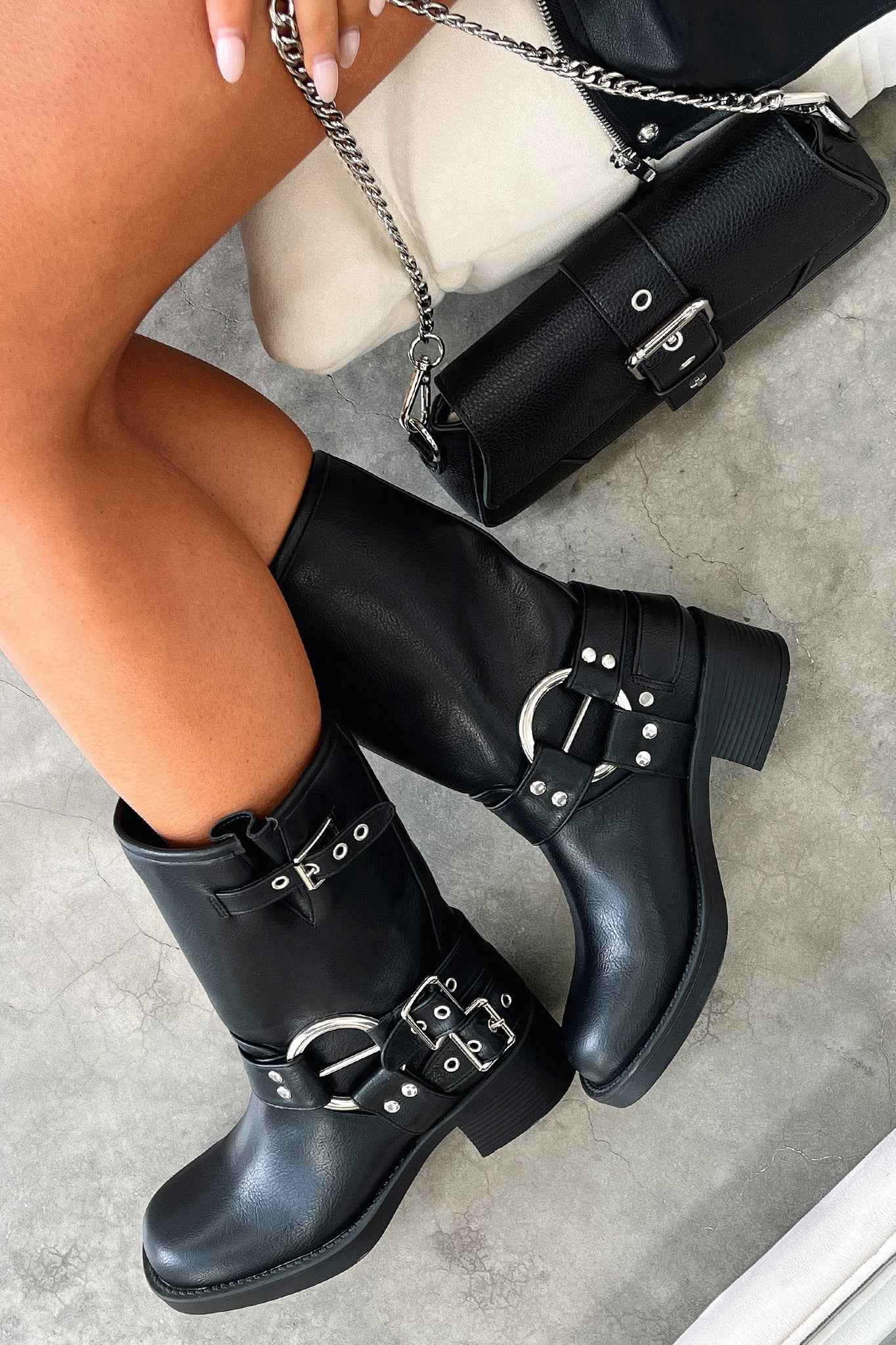 Damenturnschuhe in Schwarz mit Flachabsätzen für einen eleganten und bequemen Stil