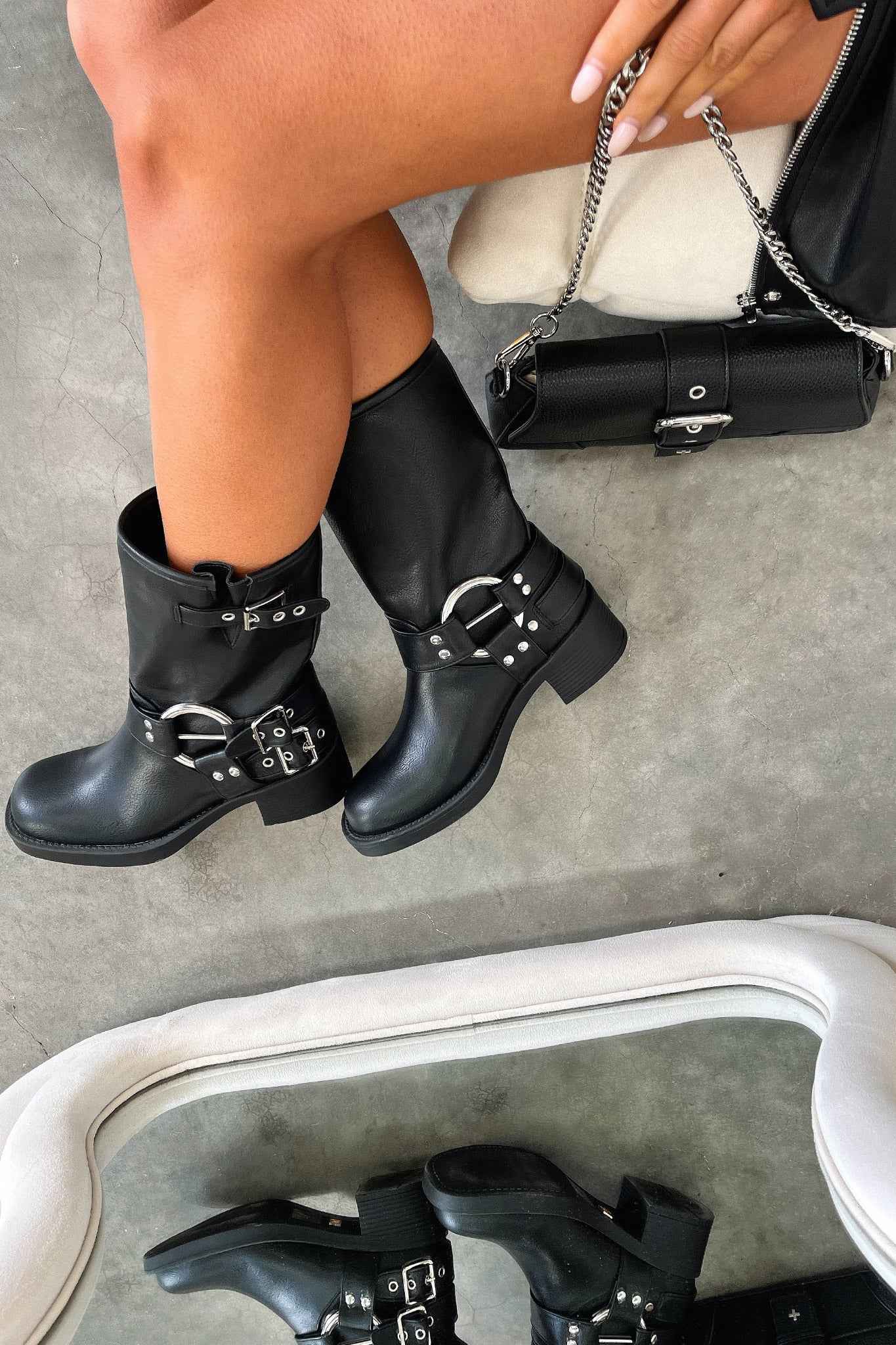 Damenturnschuhe in Schwarz mit Flachabsätzen für einen eleganten und bequemen Stil
