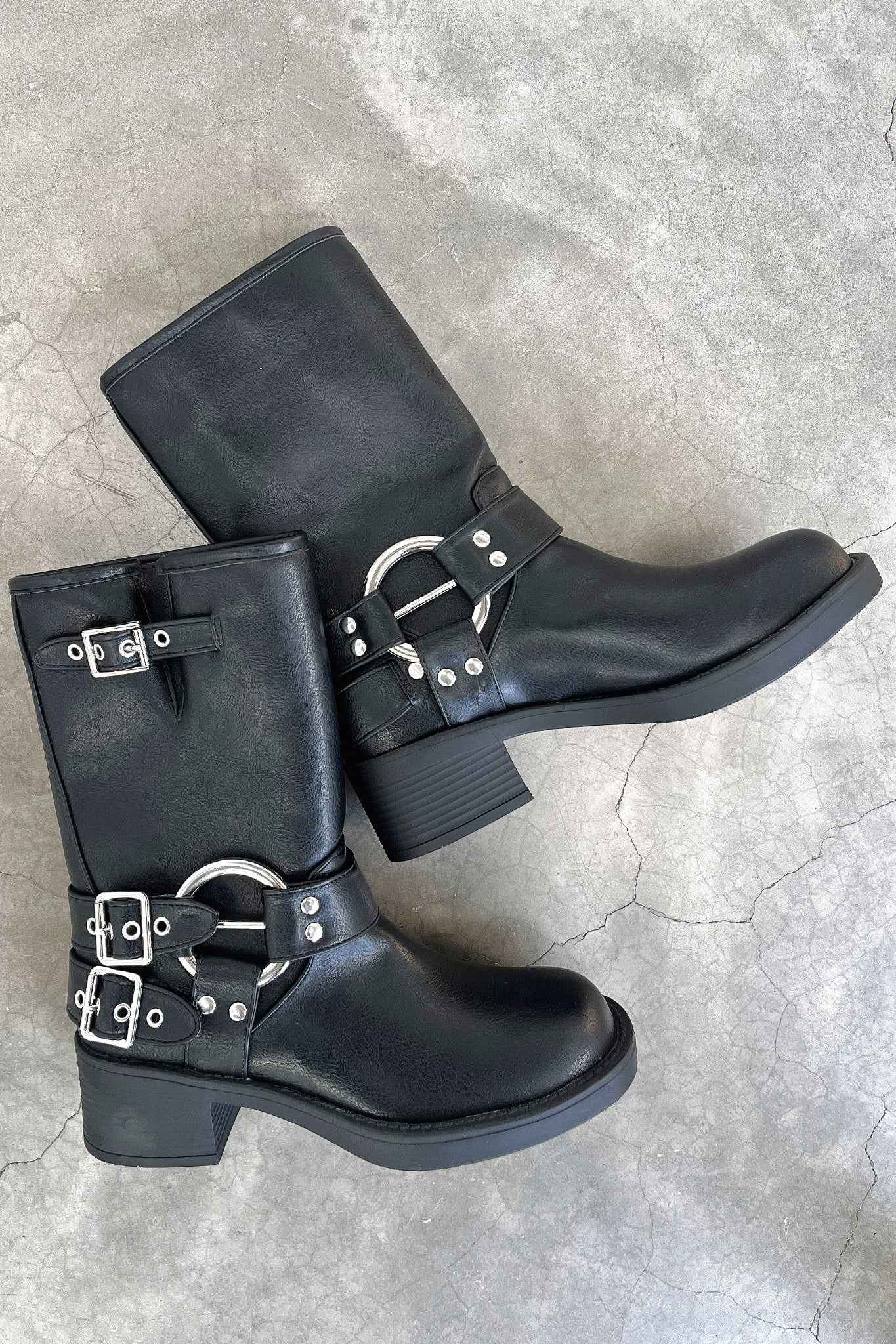Damenturnschuhe in Schwarz mit Flachabsätzen für einen eleganten und bequemen Stil