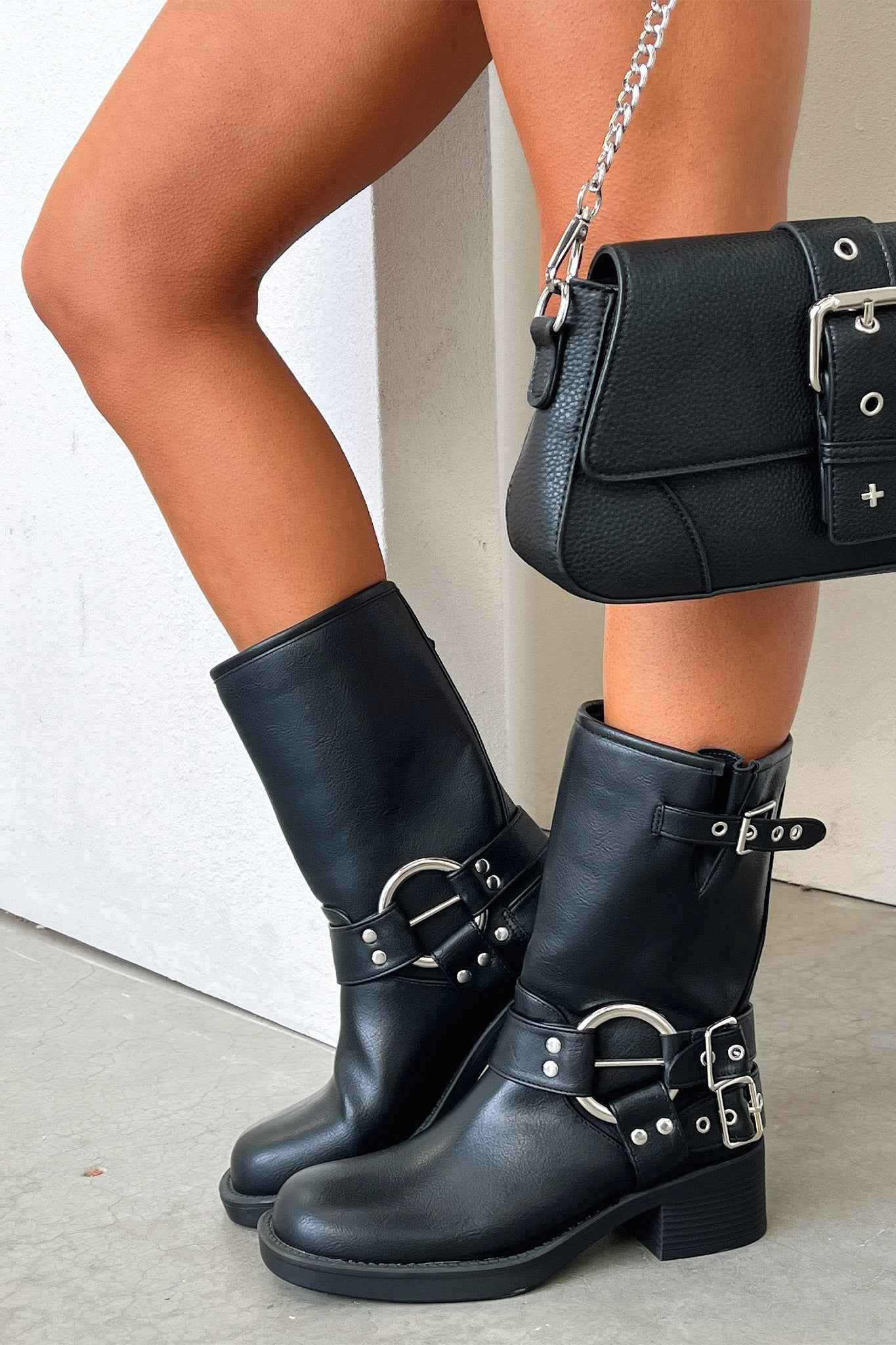 Damenturnschuhe in Schwarz mit Flachabsätzen für einen eleganten und bequemen Stil