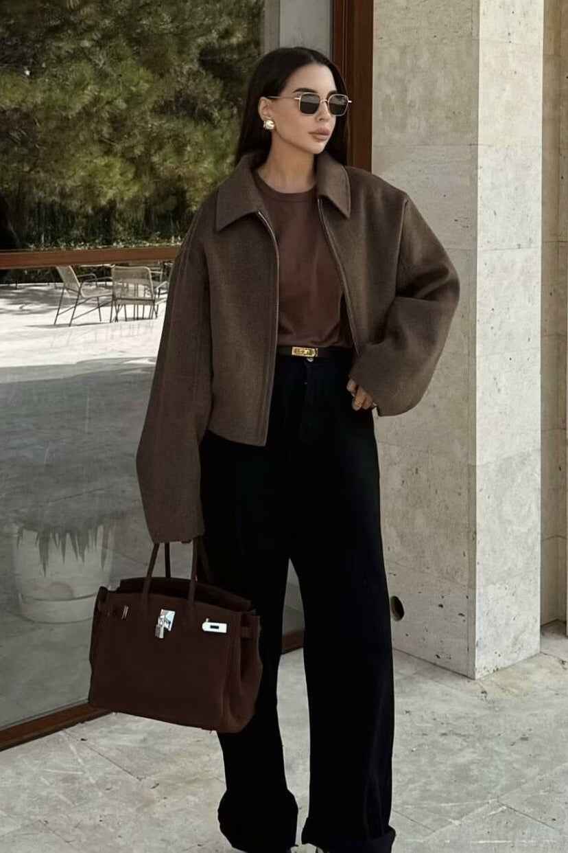 Eleganter kurzer Wollmantel mit Stehkragen, ungegessen, für einen minimalistischen Stil