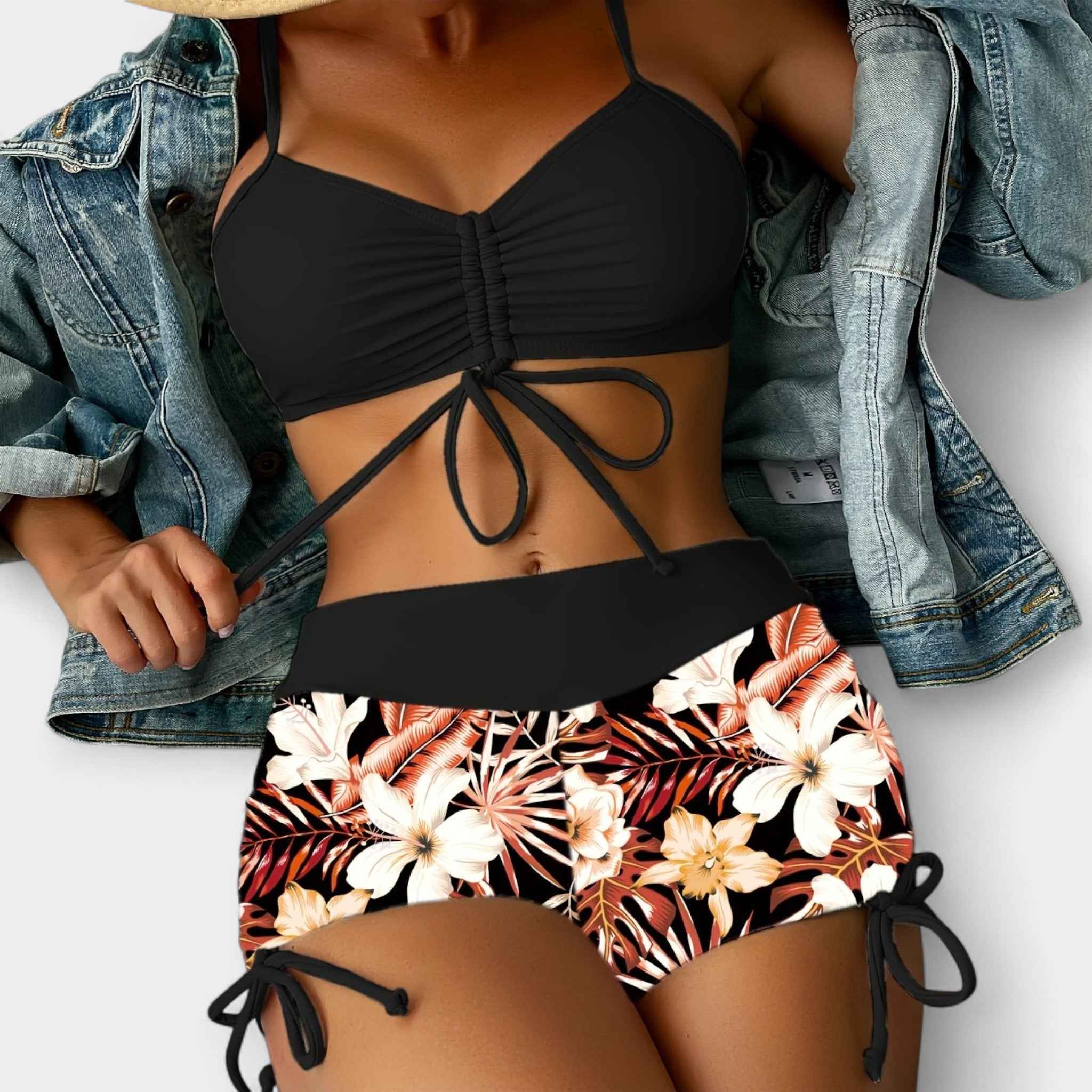 Hochtaillierter Bikini mit tropischen Mustern