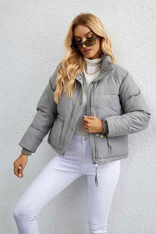 Warme und elegante kurze Daunenjacke mit Stehkragen