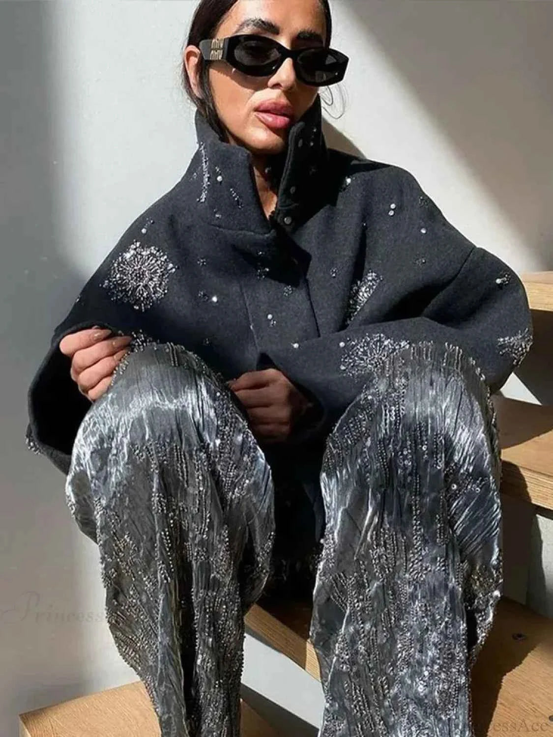 Lässiger Mantel mit hohem Kragen, verziert mit Perlen und Pailletten mit Blumen