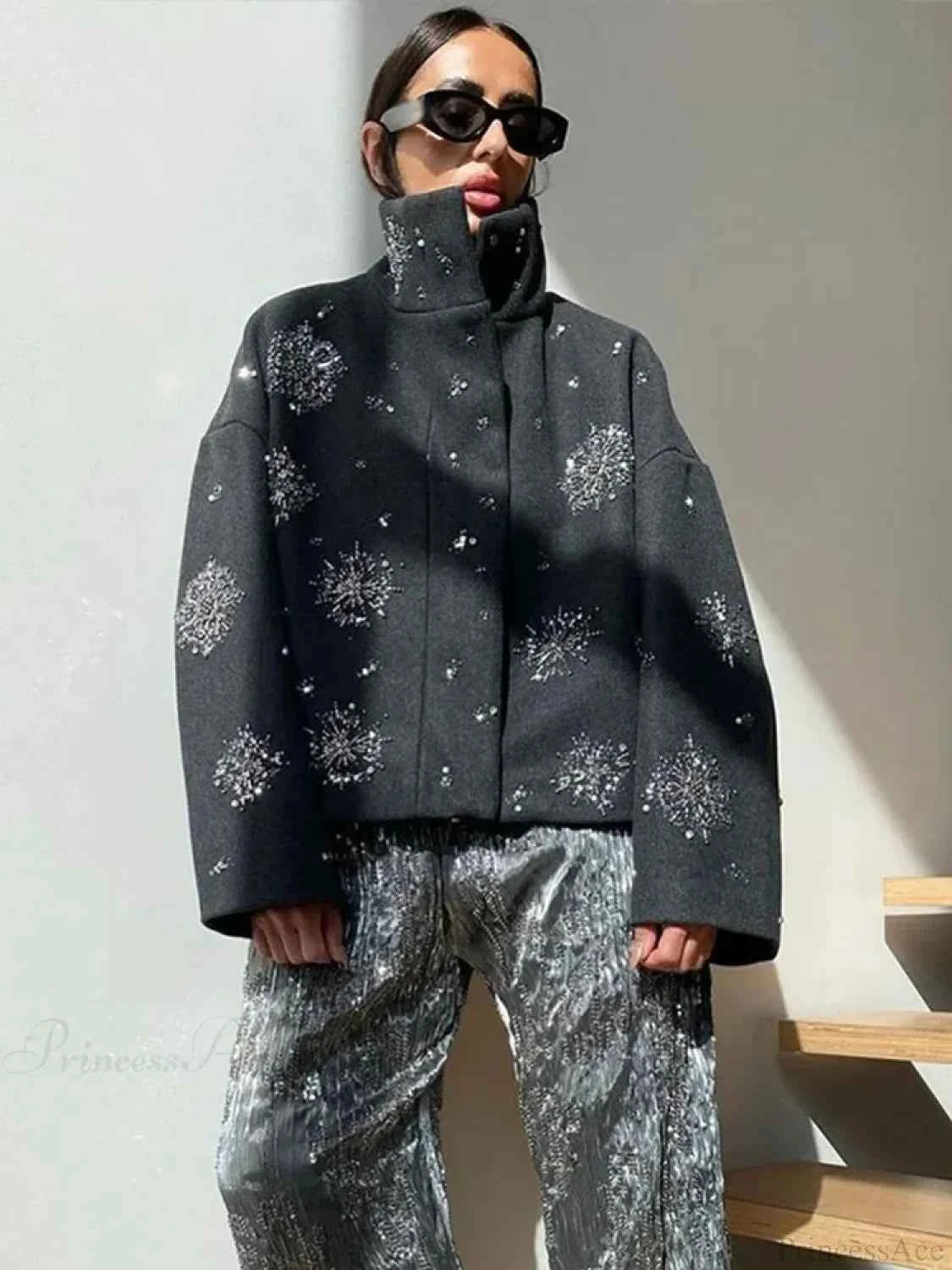 Lässiger Mantel mit hohem Kragen, verziert mit Perlen und Pailletten mit Blumen