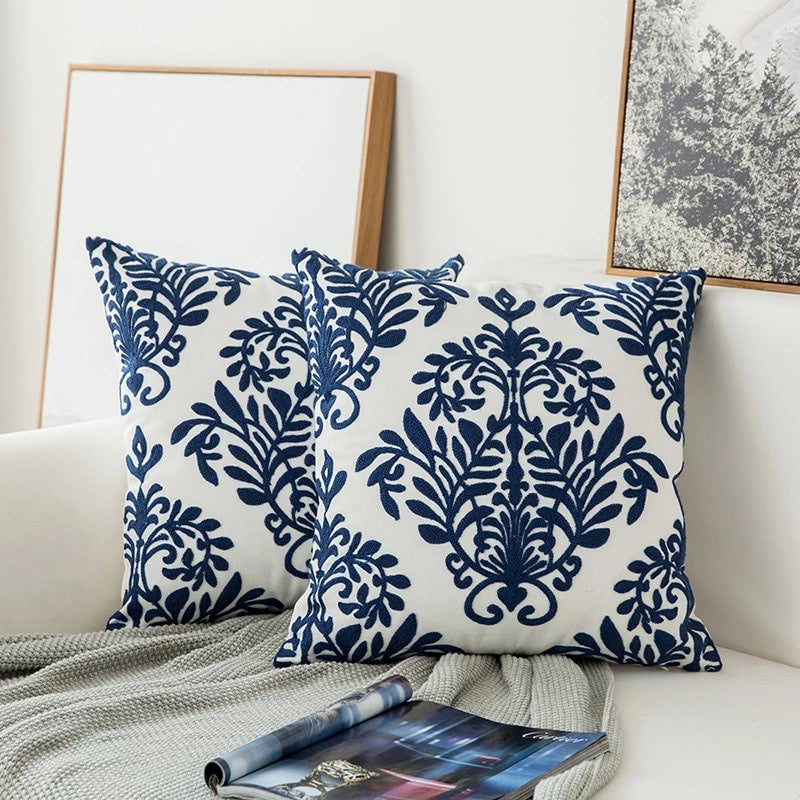 Auralithe - Luxus Blaues Besticktes Kissen mit Elegantem Ornamentdesign