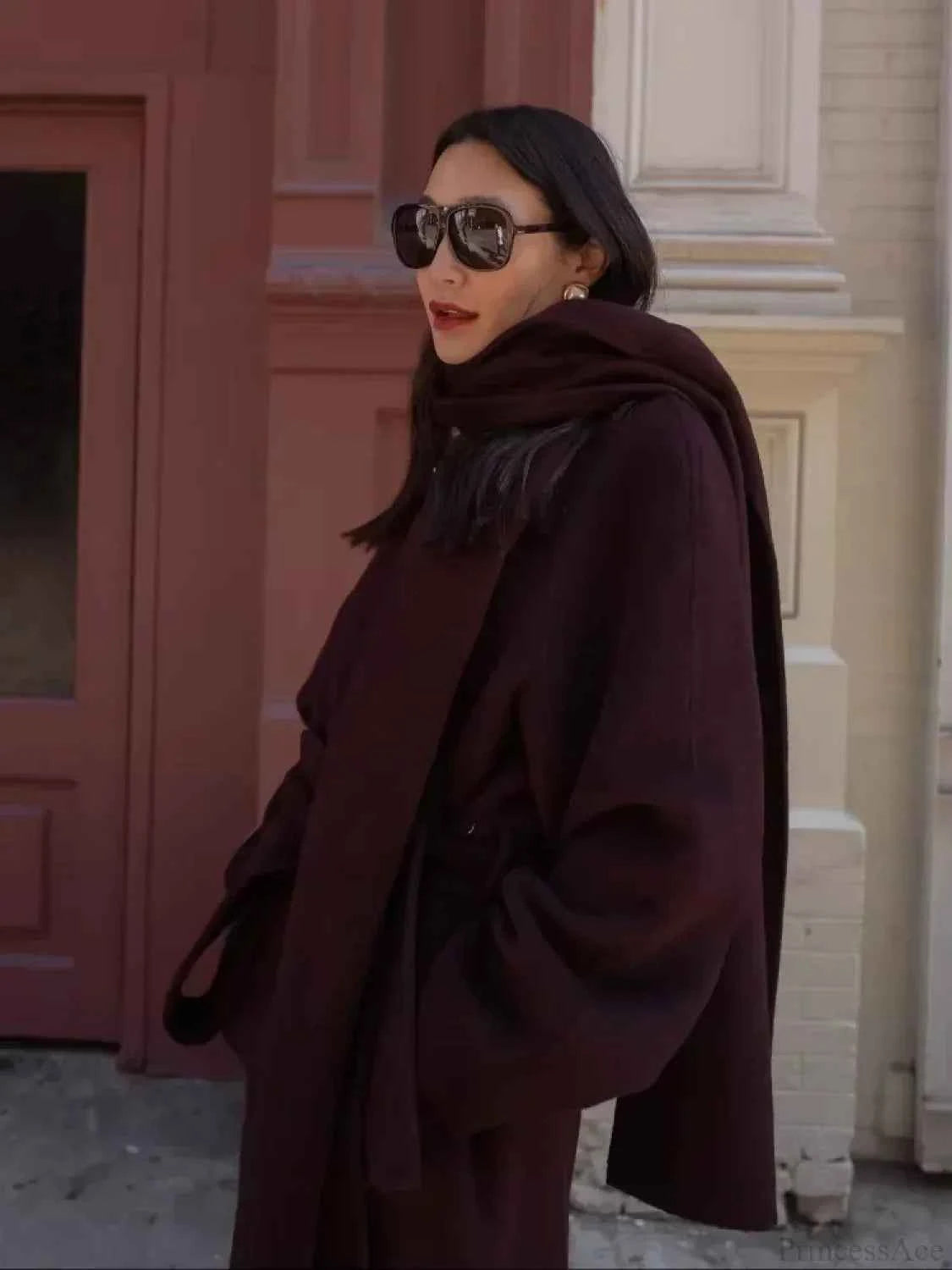 Kissenbezug im Mantel-Design aus weichem fluffigem Kunstfell mit Rauschen-Kragen