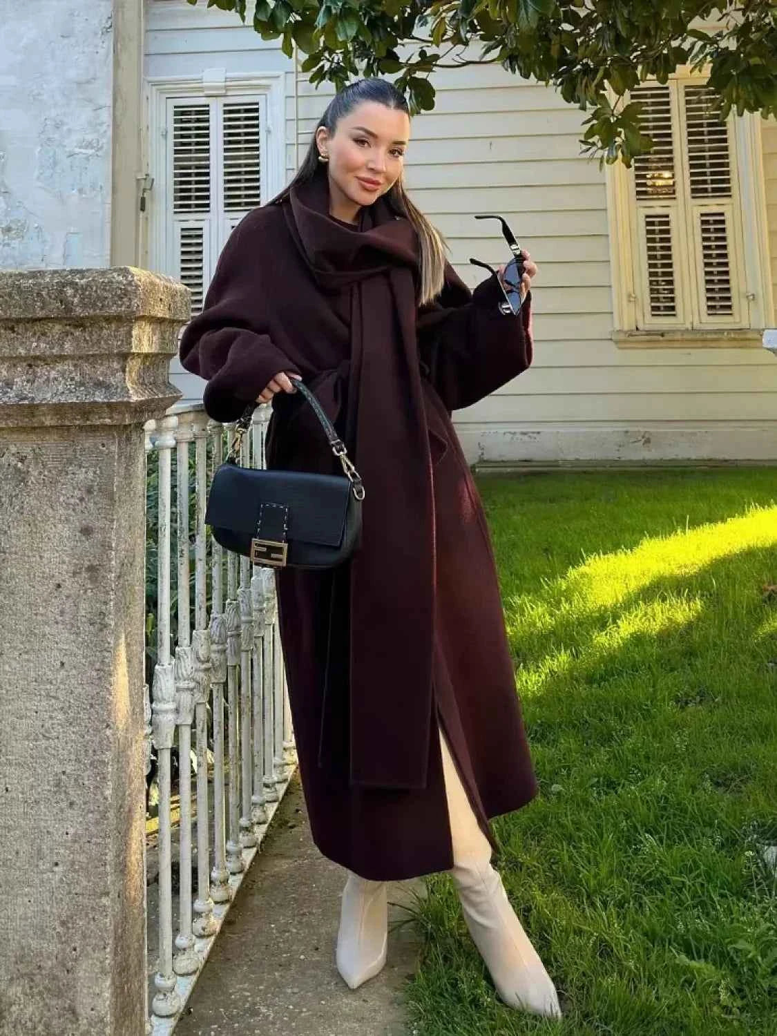 Kissenbezug im Mantel-Design aus weichem fluffigem Kunstfell mit Rauschen-Kragen