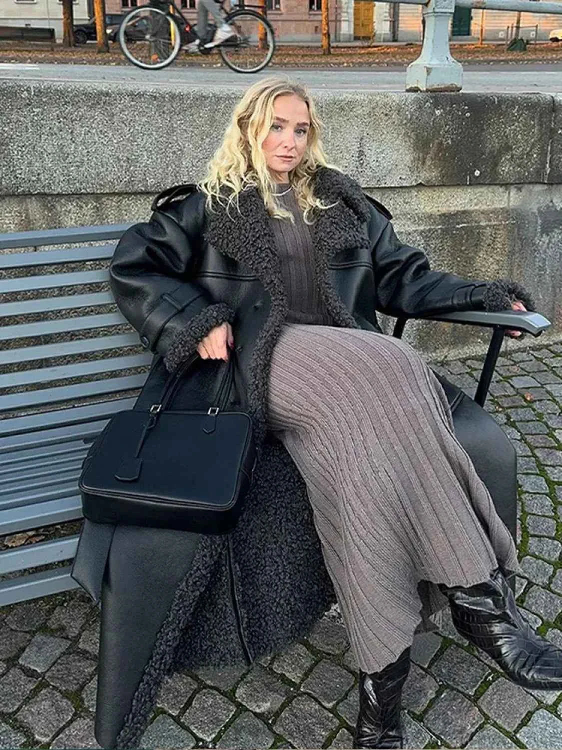 Burgunder Schal mit Spitzenkragen und langer Schnürmantel