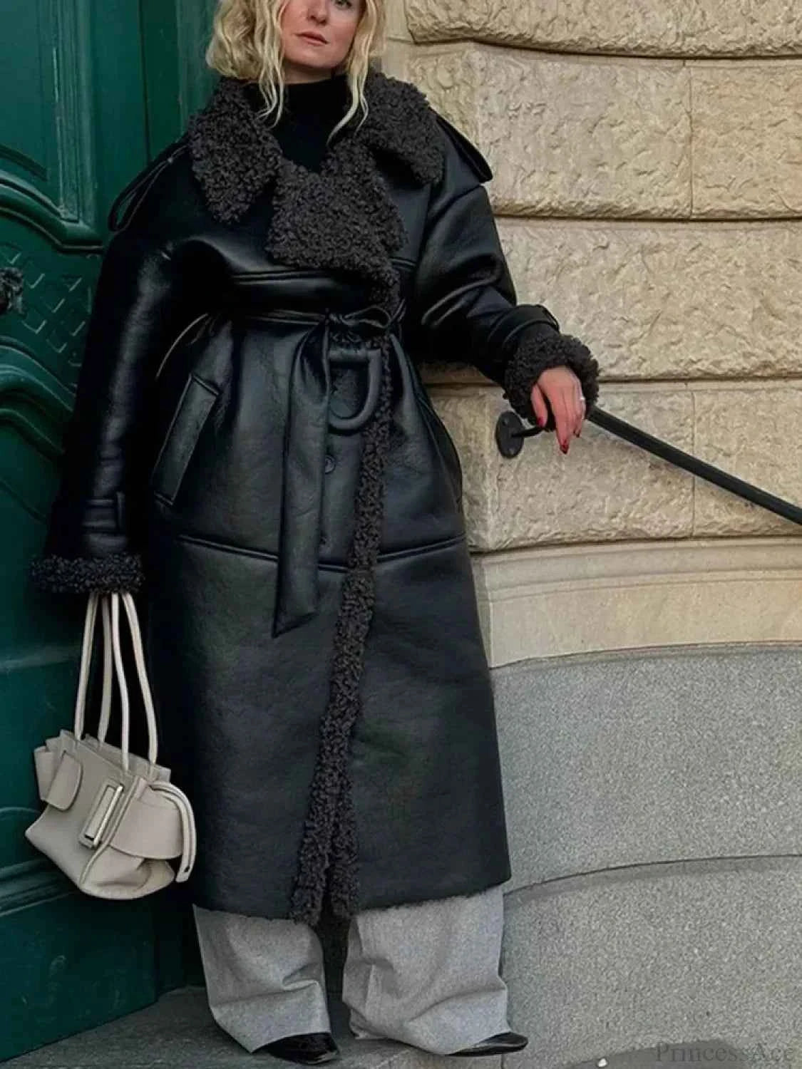 Burgunder Schal mit Spitzenkragen und langer Schnürmantel