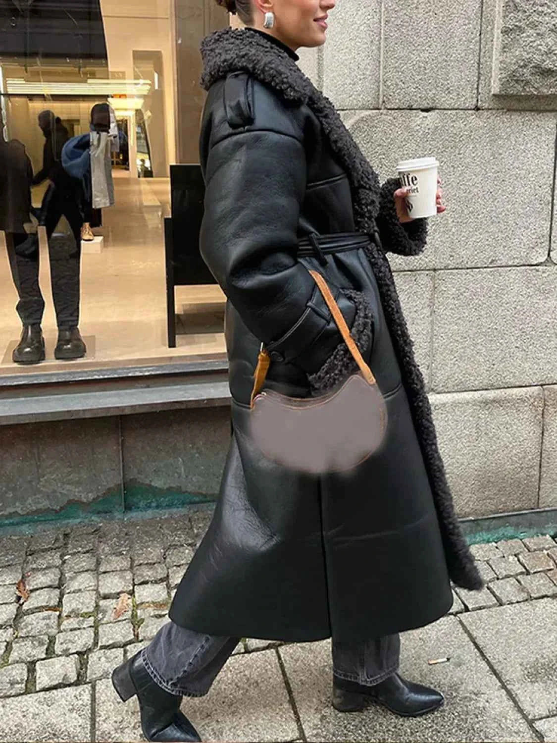 Burgunder Schal mit Spitzenkragen und langer Schnürmantel