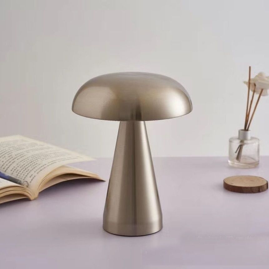 Moderne Tischlampe aus Metall mit USB-C-Ladeanschluss und dimmbaarer Lichtintensität
