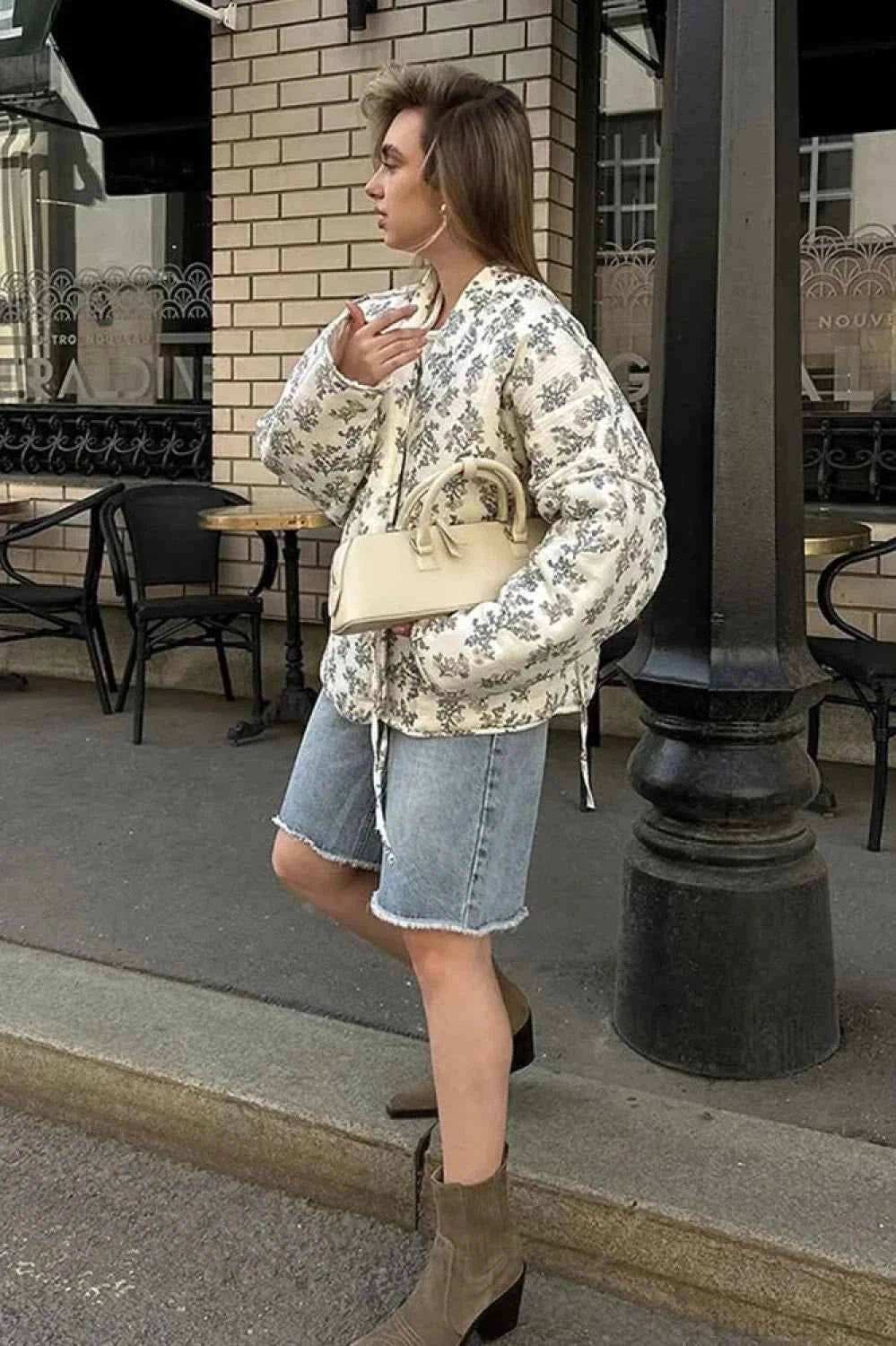 Lässiger und Vielseitiger Bedruckter V-Ausschnitt mit Kordelzug und Wattierter Mantel für stilvollen Komfort