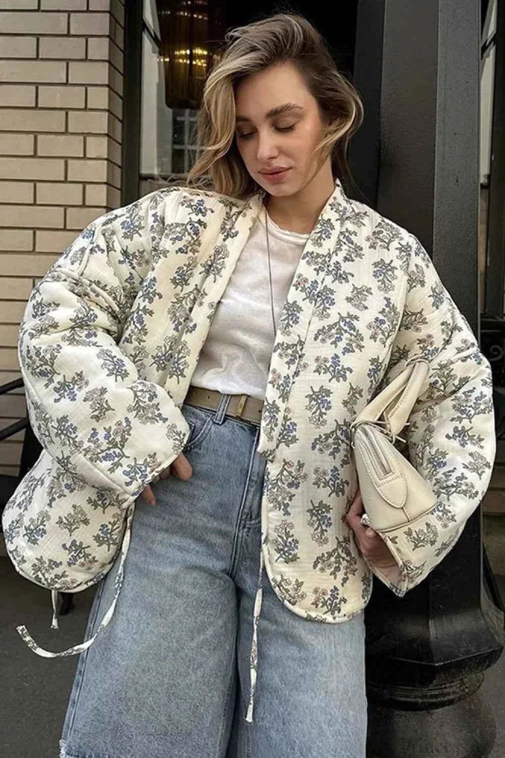 Lässiger und Vielseitiger Bedruckter V-Ausschnitt mit Kordelzug und Wattierter Mantel für stilvollen Komfort