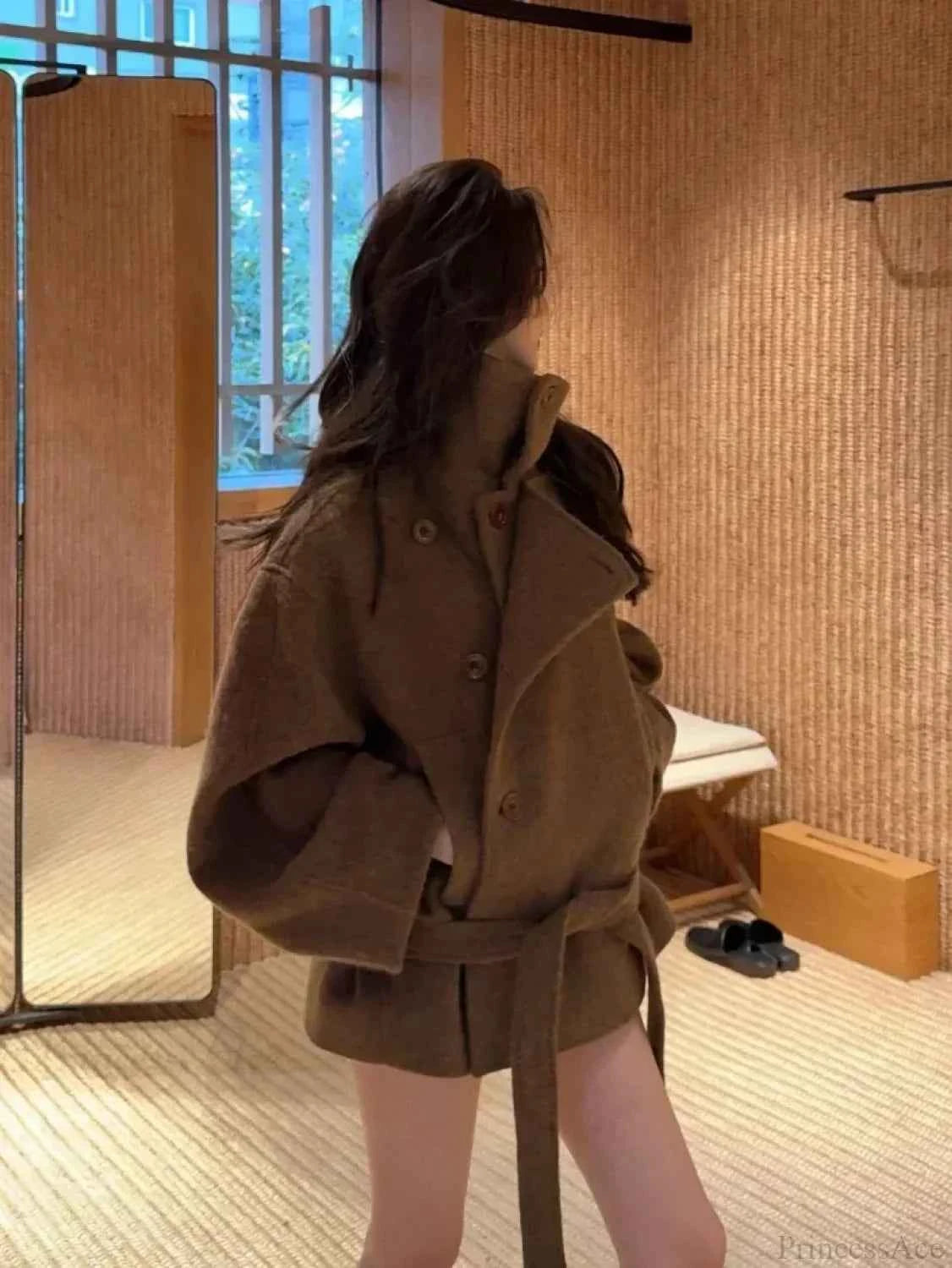 Legerer Wollmantel mit Schnürung und elegantem hohen Kragen